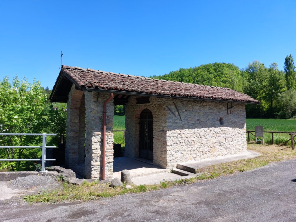 Serravalle-Scrivia-Chiesa-di-San-Defendente-e-Lapide-Merlo-1024×768